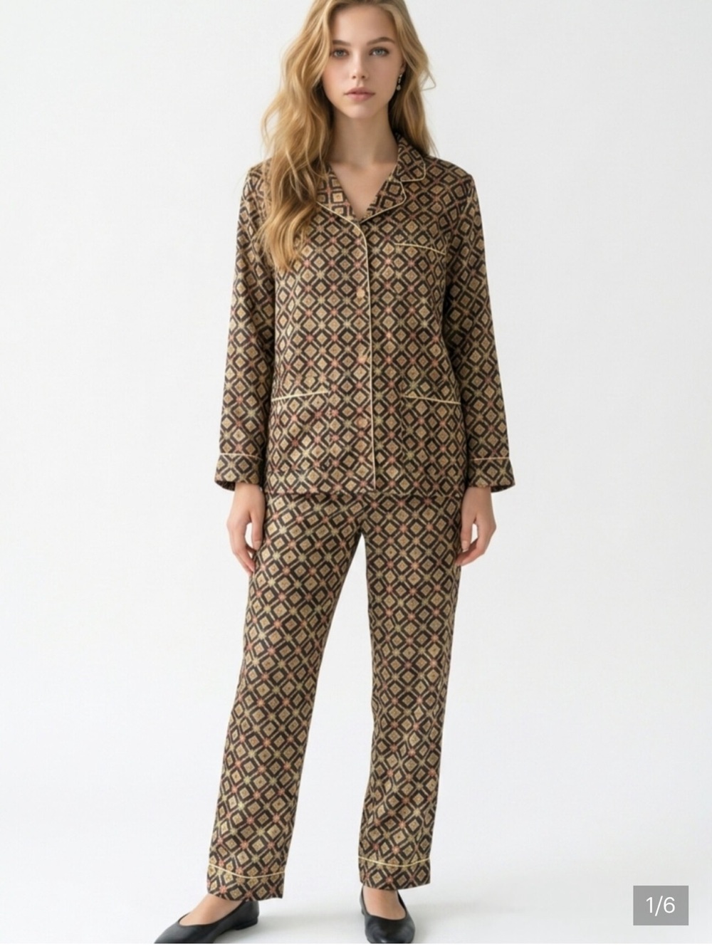 Three piece vintage gold geometric Victoria’s Secret set: Pajamas and Robe Large